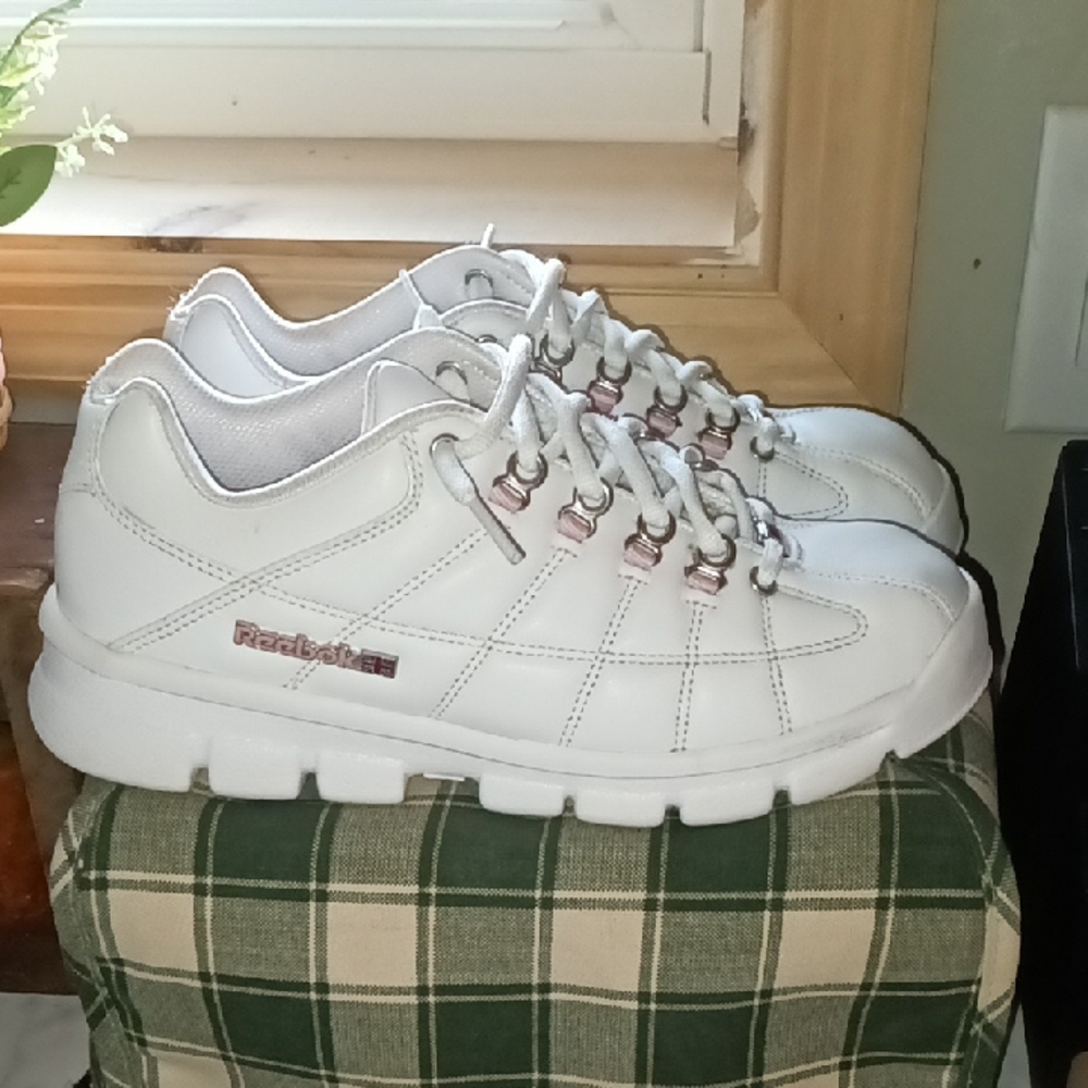 Clean! Ready To Wear Reebok Women's Leather Sneaker Shoes Size 8